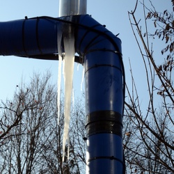 Eiszapfen an blauen HW-Rohren