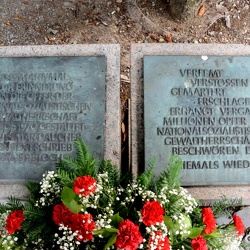Gedenkfeier u. Kranzniederlegung b. Mahnmal f. d. Opfer des Nationalsozialismus, Stgt. Stauffenbergplatz, 1.9.2017 Antikriegstag