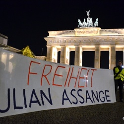 Kundgebung für Julian Assange am Tag der Menschenrechte vor dem Brandenburger Tor (10.12.2019)