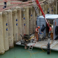 Nesenbachdüker-Baustelle: Betonieren der Kanalsohle unter Wasser hat bekonnen