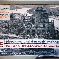 Plakataktion in Stuttgart fordert den Beitritt zum Atomwaffenverbot (07.08.2020)