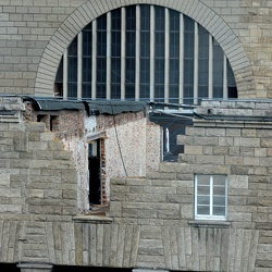 Blick durchs kaputte Bahnhofsdach und durchs Fassaden-Loch auf die Dach-Konstruktion (12.10.2021)